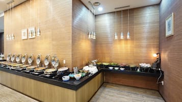 Buffet breakfast for a fee on weekdays