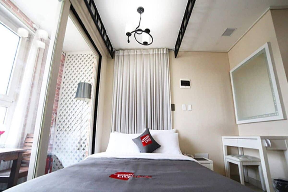 Bàn, phòng cách âm, giường gấp/giường phụ (phụ phí) 
