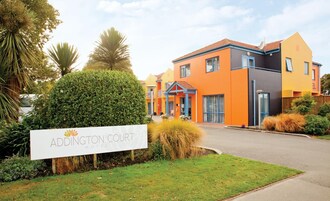 Motelli, jonka kyltissä lukee: ”Addington Court Motel”.