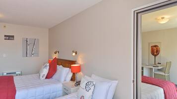Standard Studio, Non Smoking, Kitchenette (Queen Single Studio) | In-room safe, desk, iron/ironing board, cots/infant beds