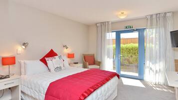 Standard Studio, Non Smoking, Kitchenette (Queen Studio) | In-room safe, desk, iron/ironing board, cribs/infant beds