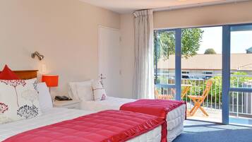 Standard Studio, Non Smoking, Kitchenette (Queen Single Studio) | In-room safe, desk, iron/ironing board, cots/infant beds