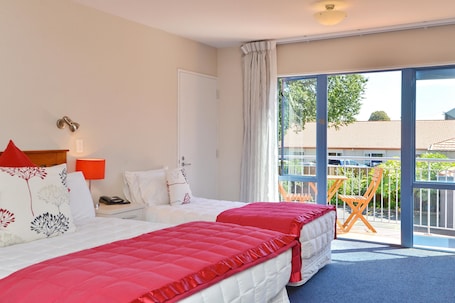 Standard Studio, Non Smoking, Kitchenette (Queen Single Studio) | In-room safe, desk, iron/ironing board, cots/infant beds. Addington Court Motel