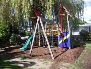 Children’s play area – outdoor - Camellia Court Family Motel (Taupo)