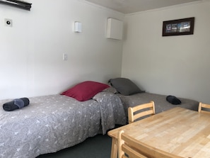 Iron/ironing board, cots/infant beds, free WiFi, bed sheets - Camellia Court Family Motel (Taupo)