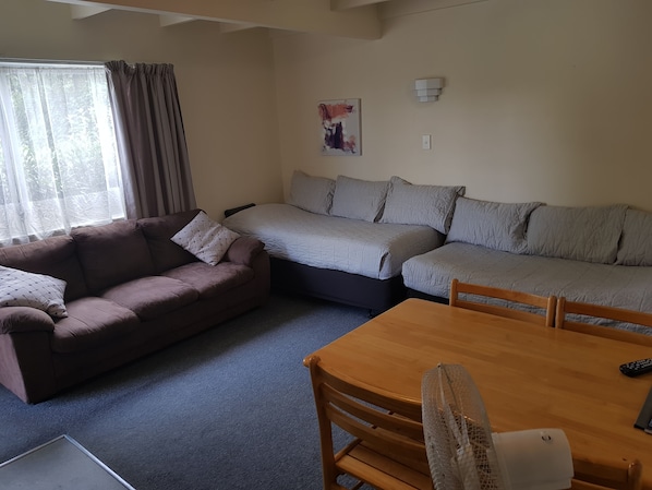 Huoneisto, 2 makuuhuonetta | Oleskelualue | Televisio