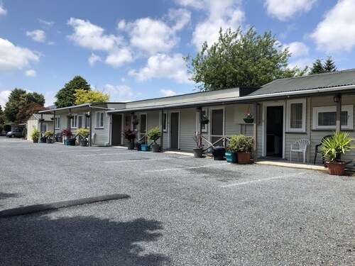 Camellia Court Family Motel