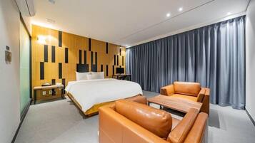 Premier Double Room | Individually decorated, individually furnished, blackout drapes