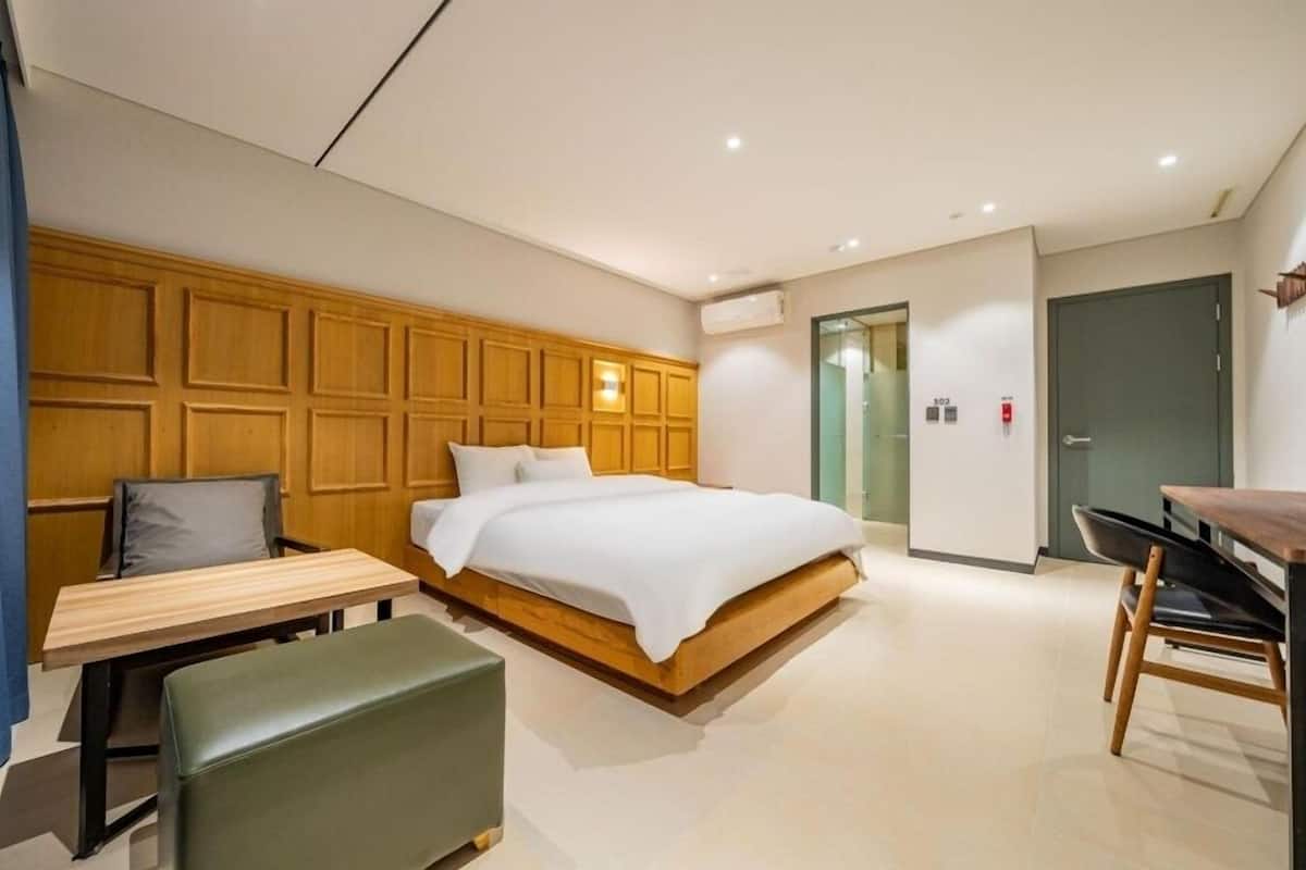 Deluxe Double Room | Individually decorated, individually furnished, blackout drapes