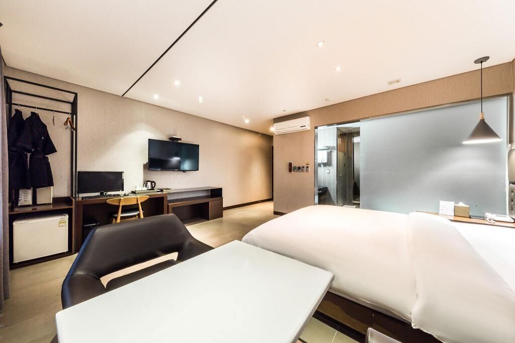 Decoración personalizada, muebles diferentes y cortinas blackout 