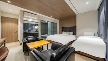 Premier Twin Room | Individually decorated, individually furnished, blackout drapes