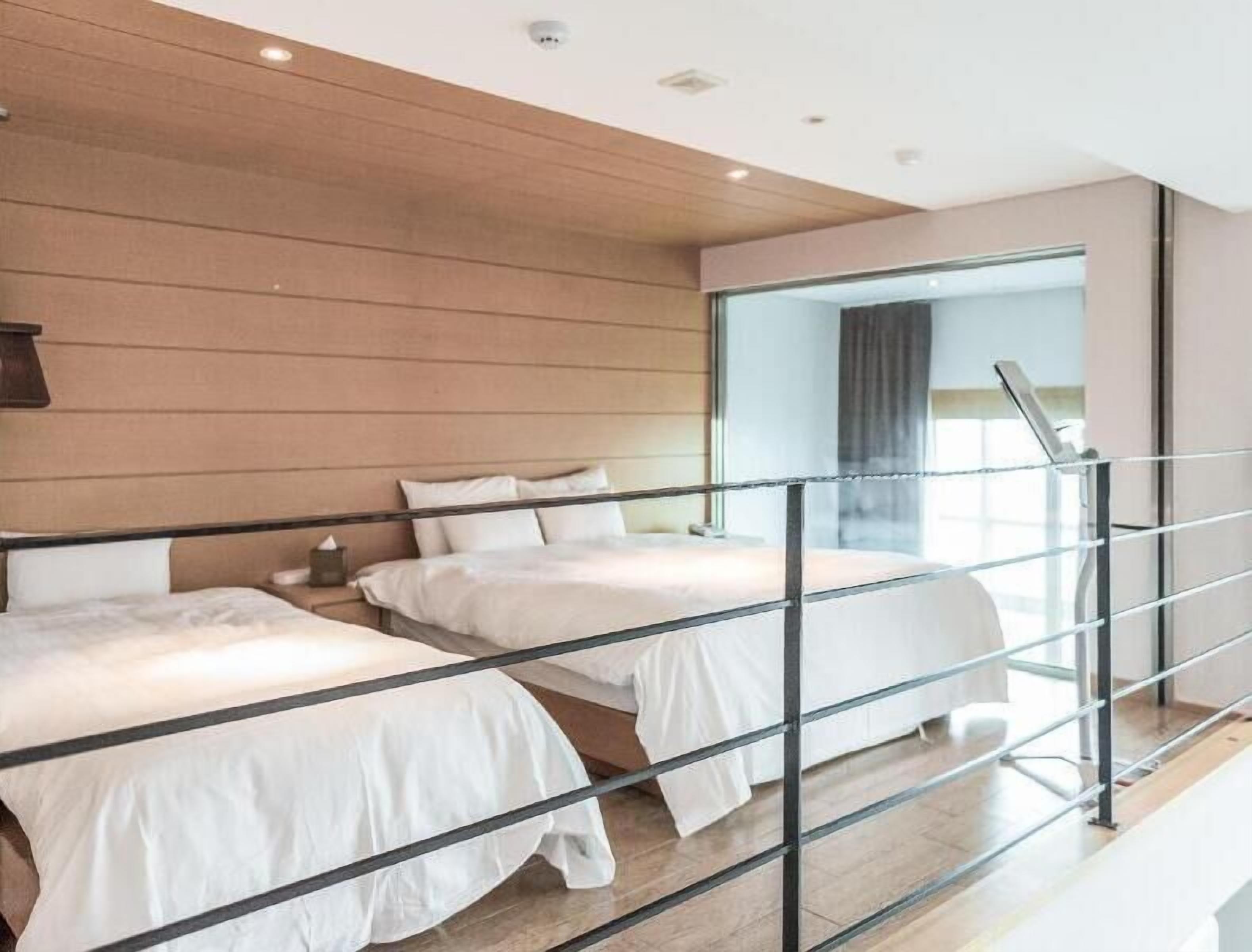 Decoración personalizada, muebles diferentes y cortinas blackout 