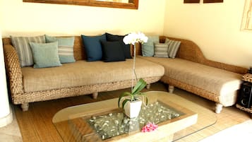 Familie villa, 2 slaapkamers, privézwembad, uitzicht op tuin | Luxe beddengoed, een kluis op de kamer, individueel gedecoreerd