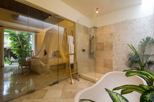Bañera y ducha independientes, bañera profunda