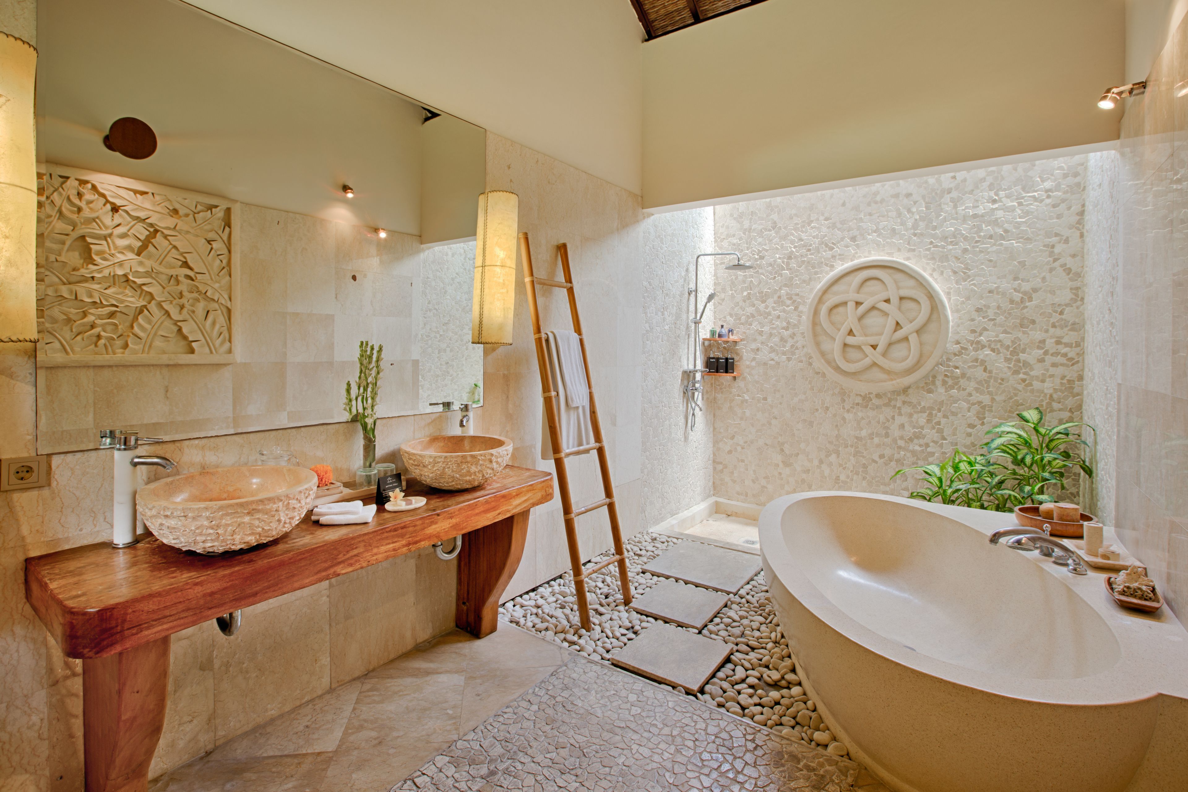 Une salle de bain moderne avec un meuble-lavabo en bois, une baignoire sur pieds et un espace douche.