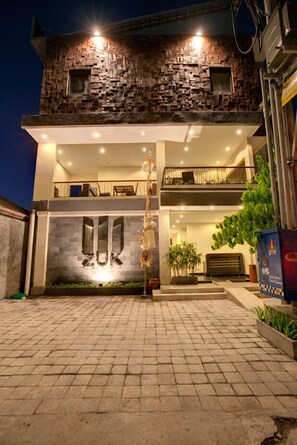 Courtyard - The Zuk Hotel Kuta (Legian)