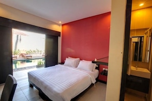 Minibar, desk, free WiFi