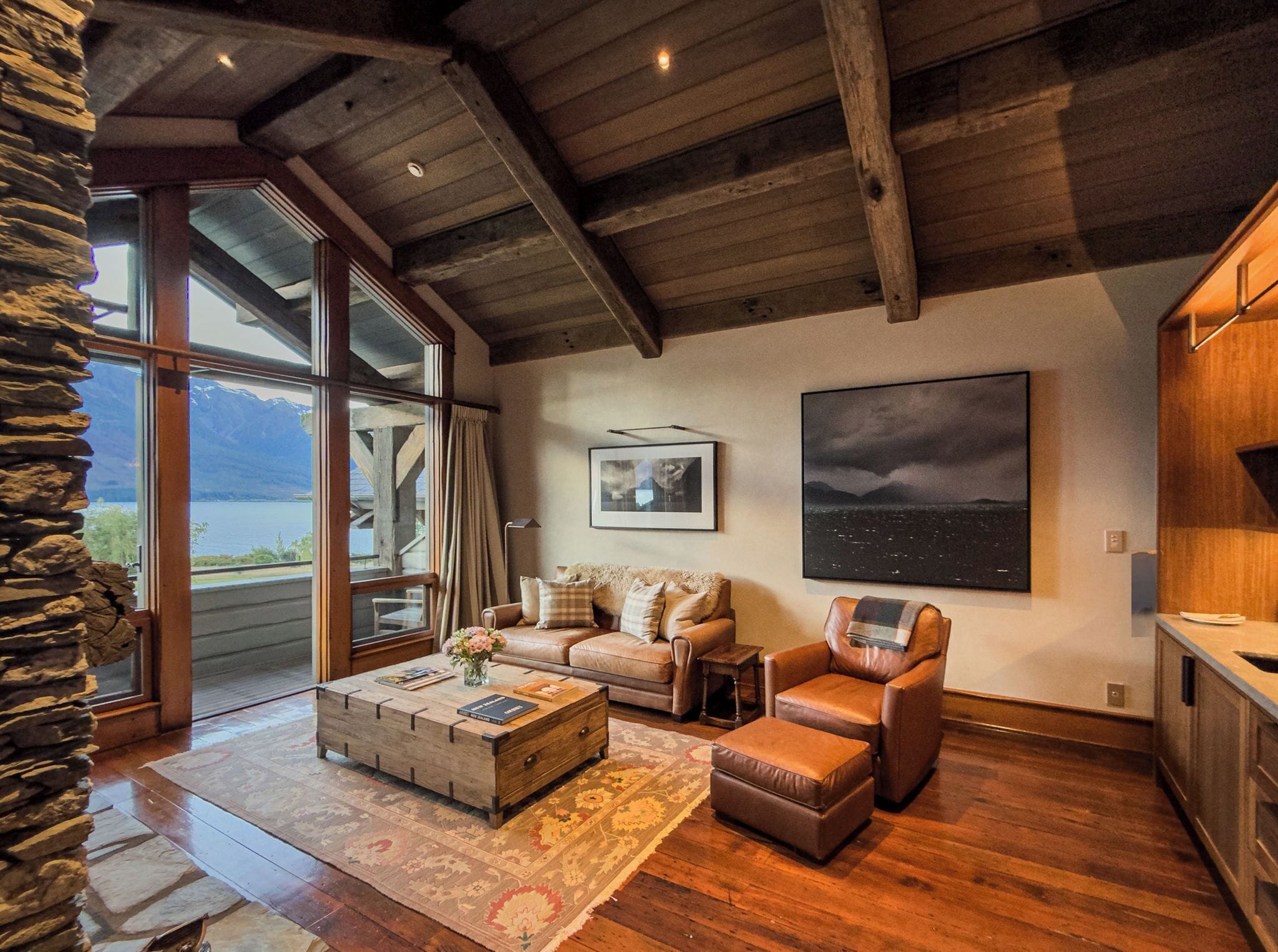 Suíte premium | Área de estar | TV de tela plana, DVD player, dock para iPod, pisos aquecidos