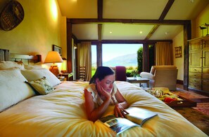 高級寝具、ミニバー、セーフティボックス (室内)、デスク