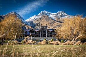 Property grounds - Blanket Bay (Glenorchy)