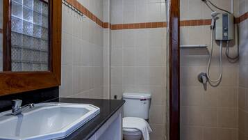 Shower, hydromassage showerhead, free toiletries, slippers