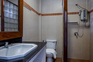 Shower, hydromassage showerhead, free toiletries, slippers - Angkor Mithona Guesthouse (Phnom Penh)