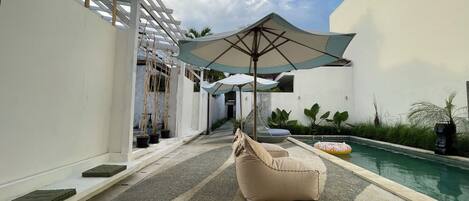 Piscina all'aperto, lettini