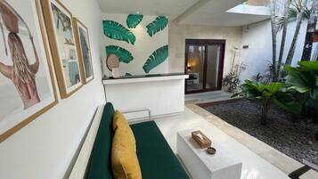 Villa, 1 slaapkamer | Woonruimte | Een 32-inch flatscreentelevisie met kabelzenders en een televisie