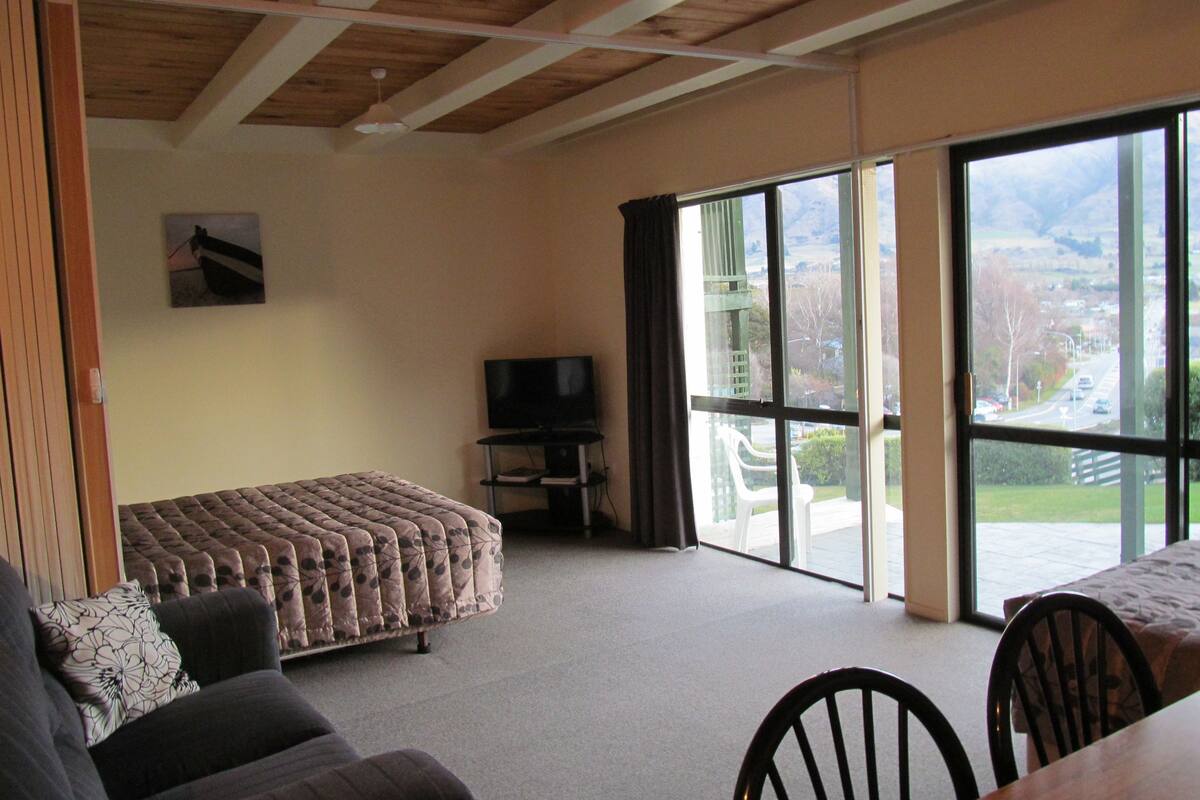 Family Suite, 1 Bedroom, Non Smoking, Kitchen (Family unit sleeps 5) | Iron/ironing board, free WiFi
