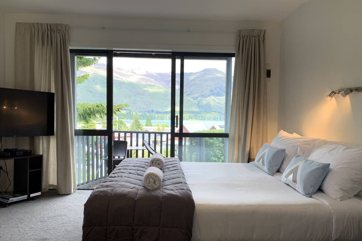 Standard Studio, Non Smoking, Kitchenette (Studio unit lake views) | Iron/ironing board, free WiFi