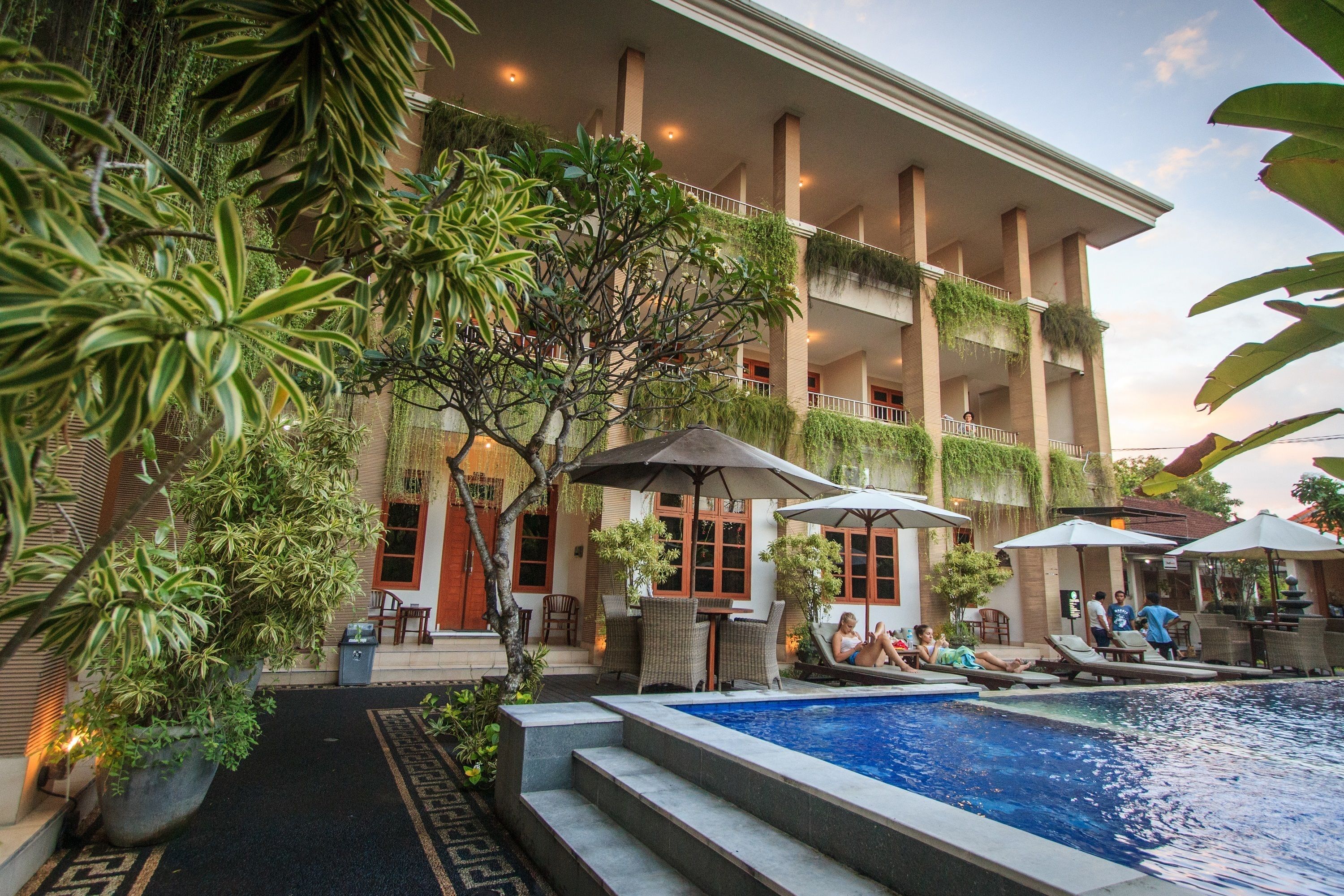 Utendørsbasseng og solsenger