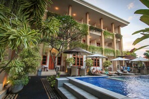 Piscina externa, espreguiçadeiras