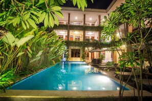 Piscine extérieure, chaises longues