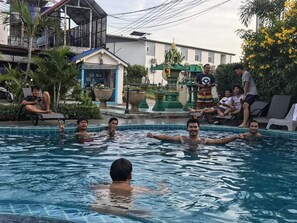 Útilaug, sólhlífar, sólstólar