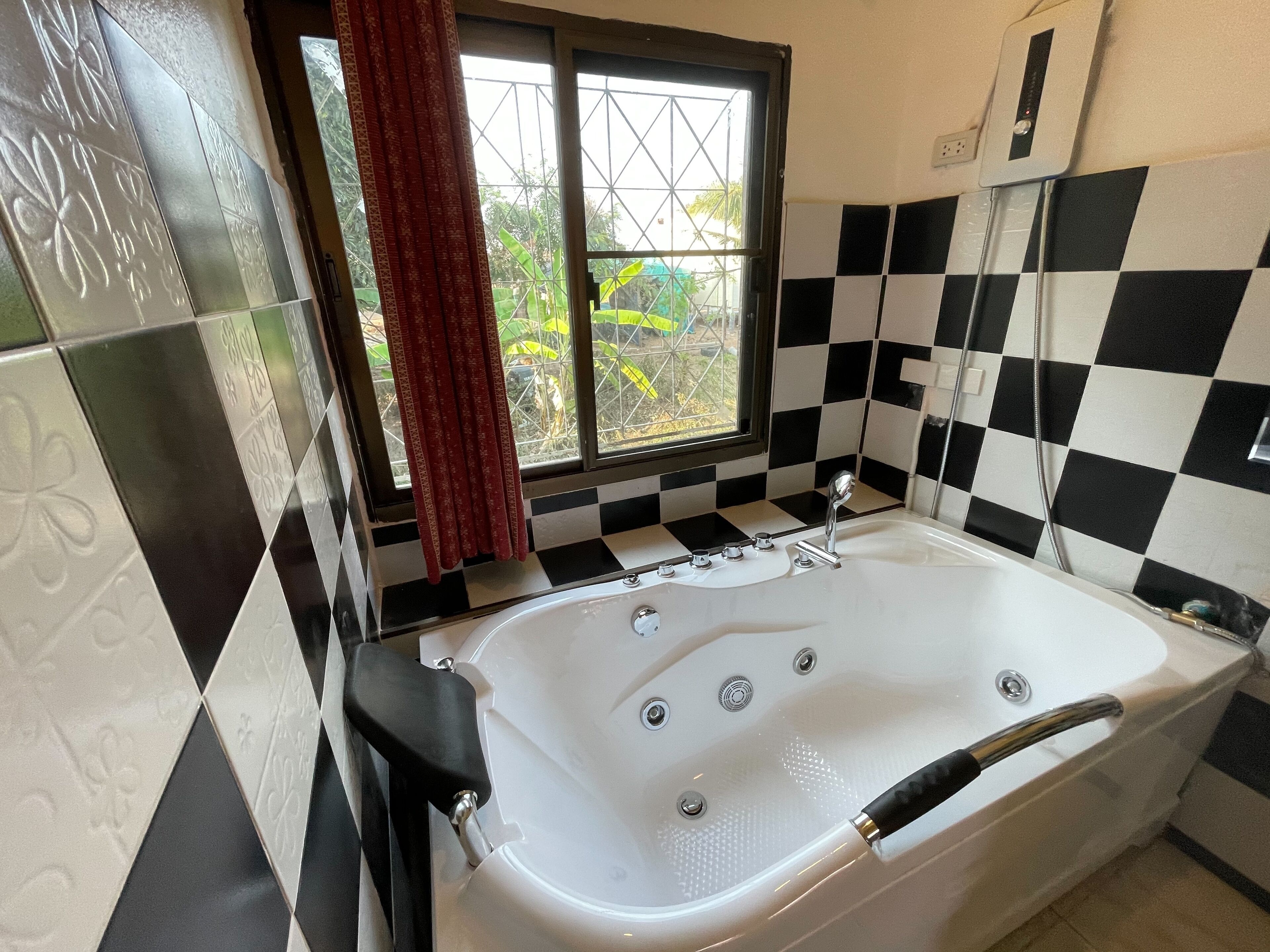 deluxe room, 1 king bed, bathtub, ground floor | deep-soaking bathtub