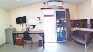 A compact room with a desk, chair, and a bed. - Baan Kaew Ruen Kwan (Pattaya)