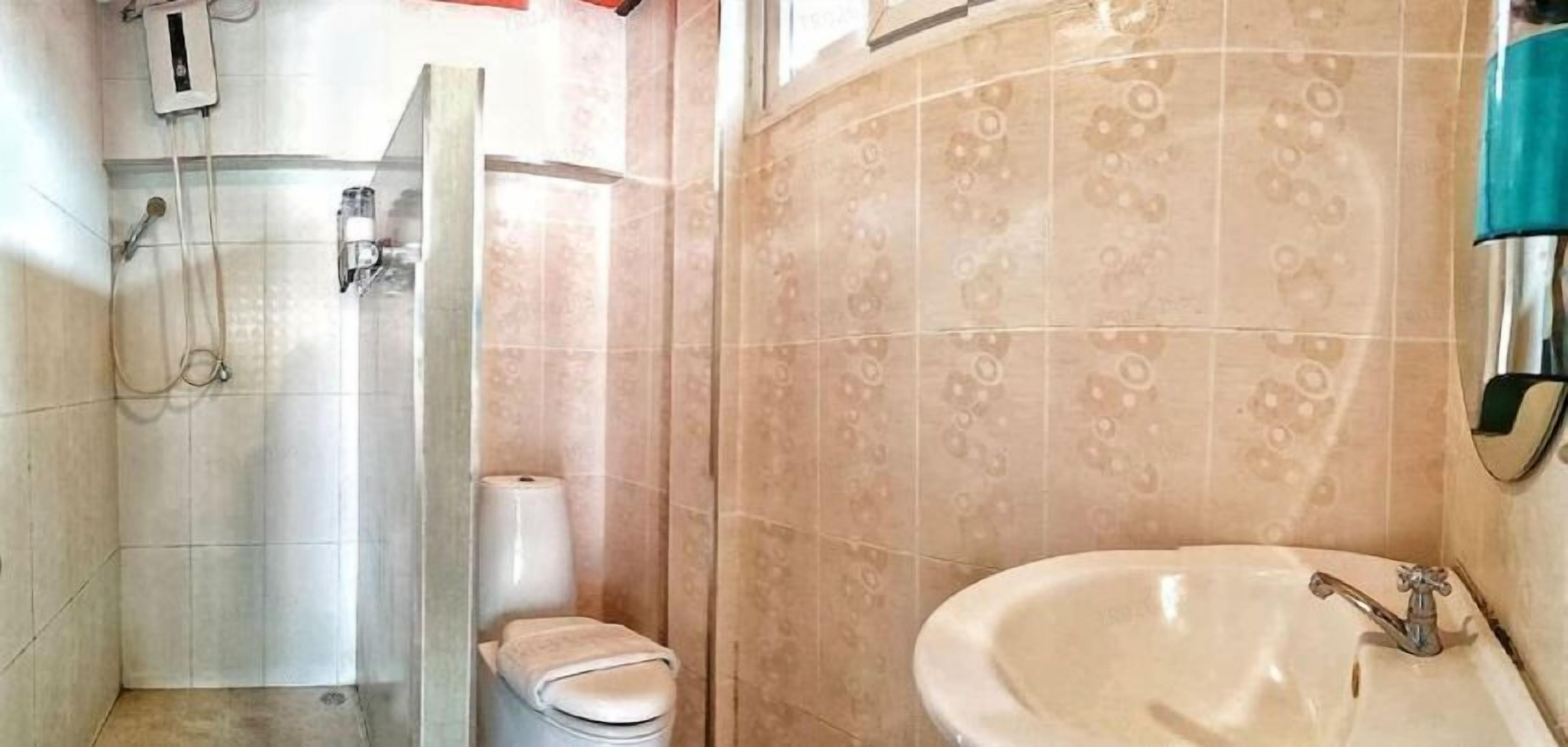 Kamar mandi | Shower dan handuk