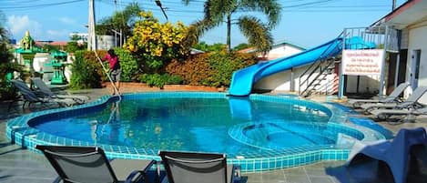 Utomhuspool, parasoller och solstolar