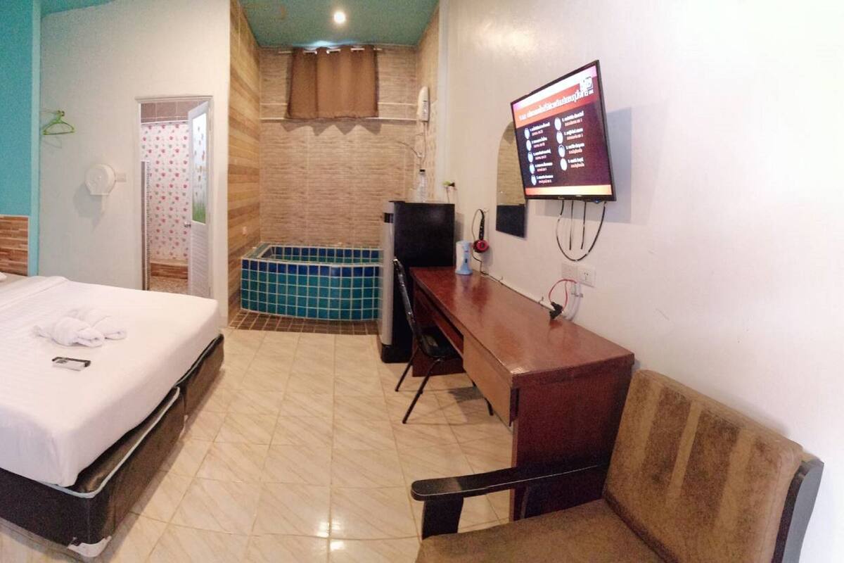 Chambre Deluxe, 1 très grand lit, baignoire, rez-de-chaussée