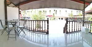 Habitación triple familiar, 1 habitación, patio | Balcón