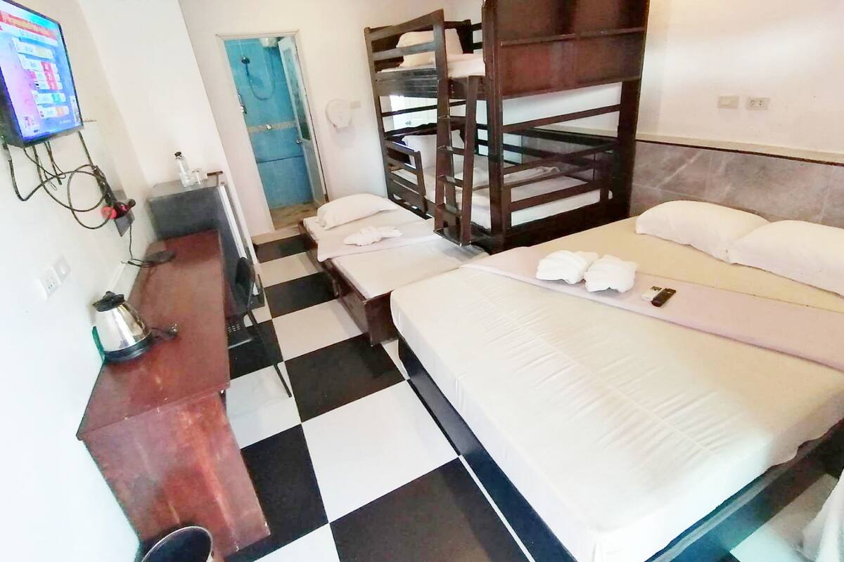 Chambre Familiale, plusieurs lits, vue établissement, rez-de-chaussée