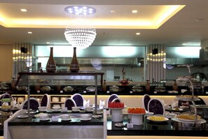 Breakfast, lunch, dinner served; Indonesian cuisine