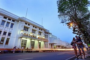 Property entrance - Gino Feruci Braga (Bandung)