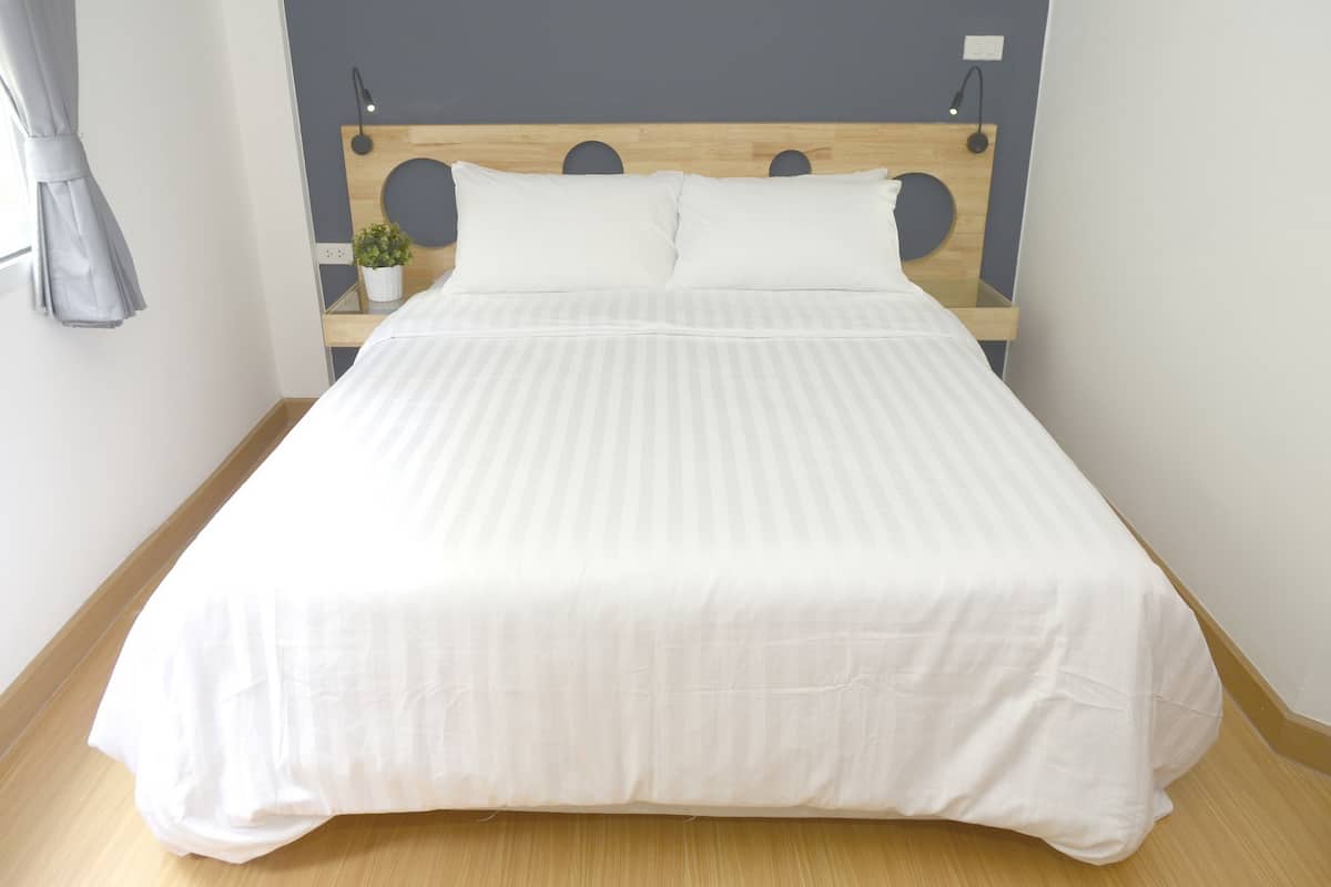 Standard Double Room | Hypo-allergenic bedding available, in-room safe, WiFi (free), bed sheets