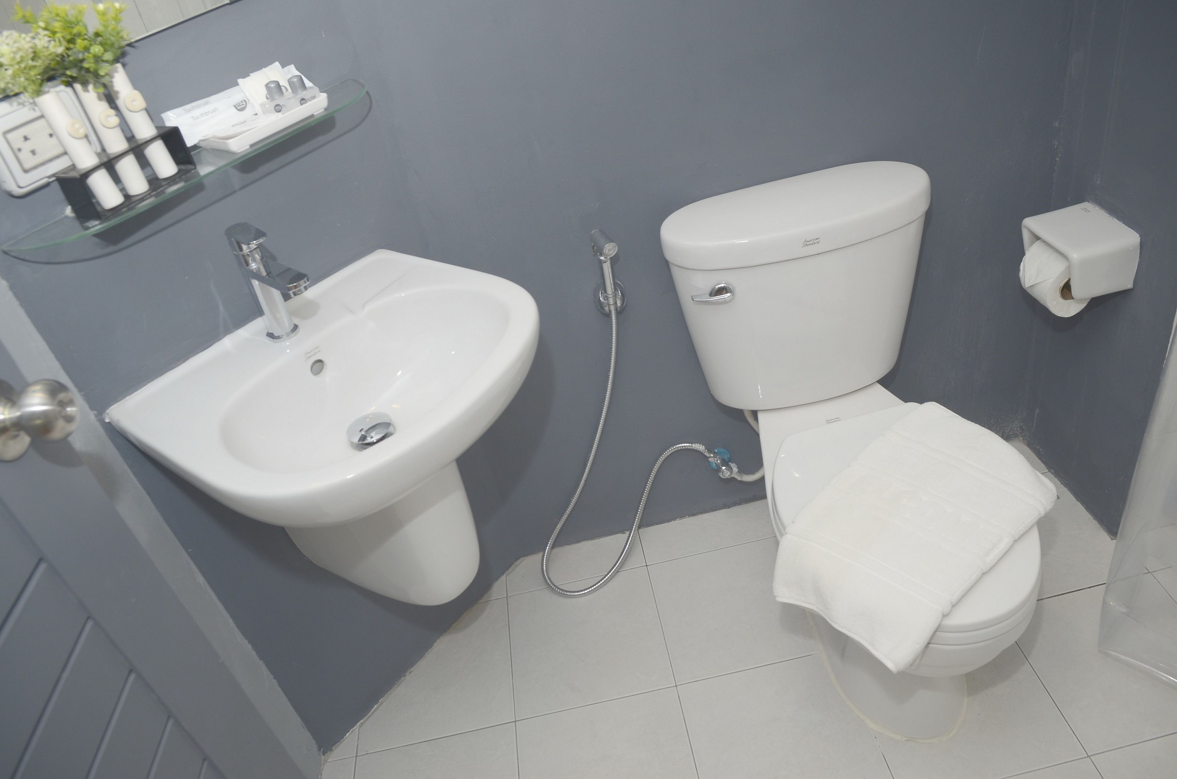 Habitación estándar doble | Baño | Ducha, artículos de higiene personal gratuitos y secador de pelo