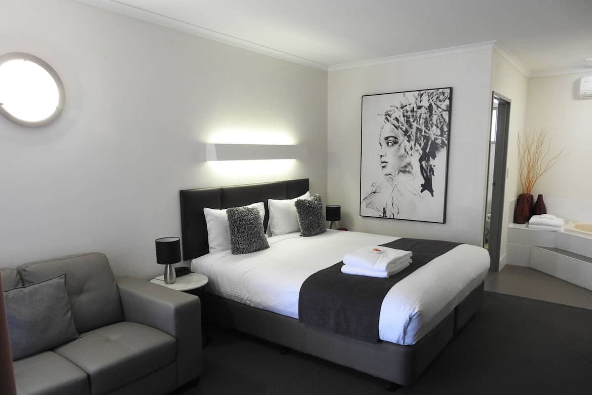 Premium Suite, 1 King Bed, Jetted Tub | 1 bedroom, Egyptian cotton sheets, pillowtop beds, minibar