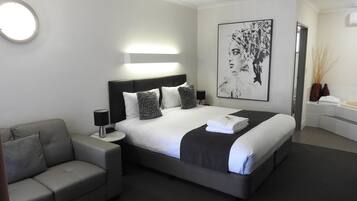 Premium Suite, 1 King Bed, Jetted Tub | 1 bedroom, Egyptian cotton sheets, pillowtop beds, minibar