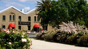 A building with a sign that reads "Rutherglenn." - Wine Village Motor Inn (Rutherglen)