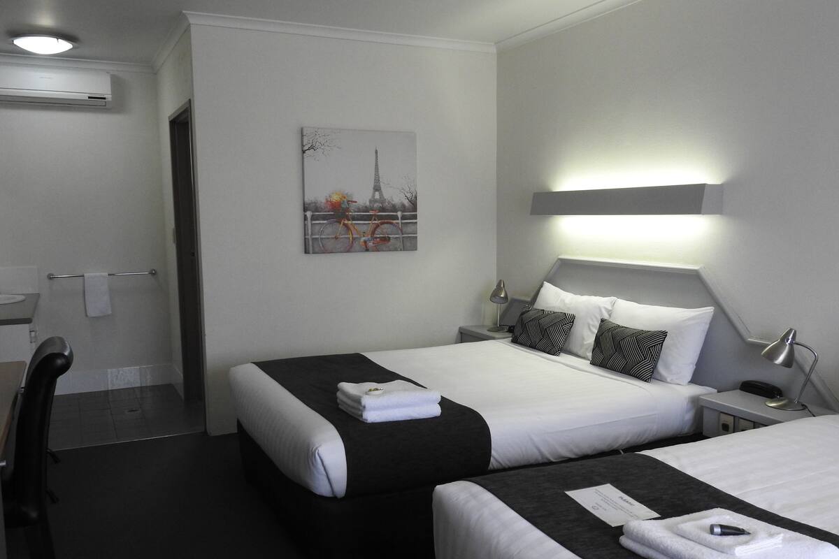 1 bedroom, Egyptian cotton sheets, pillow-top beds, minibar