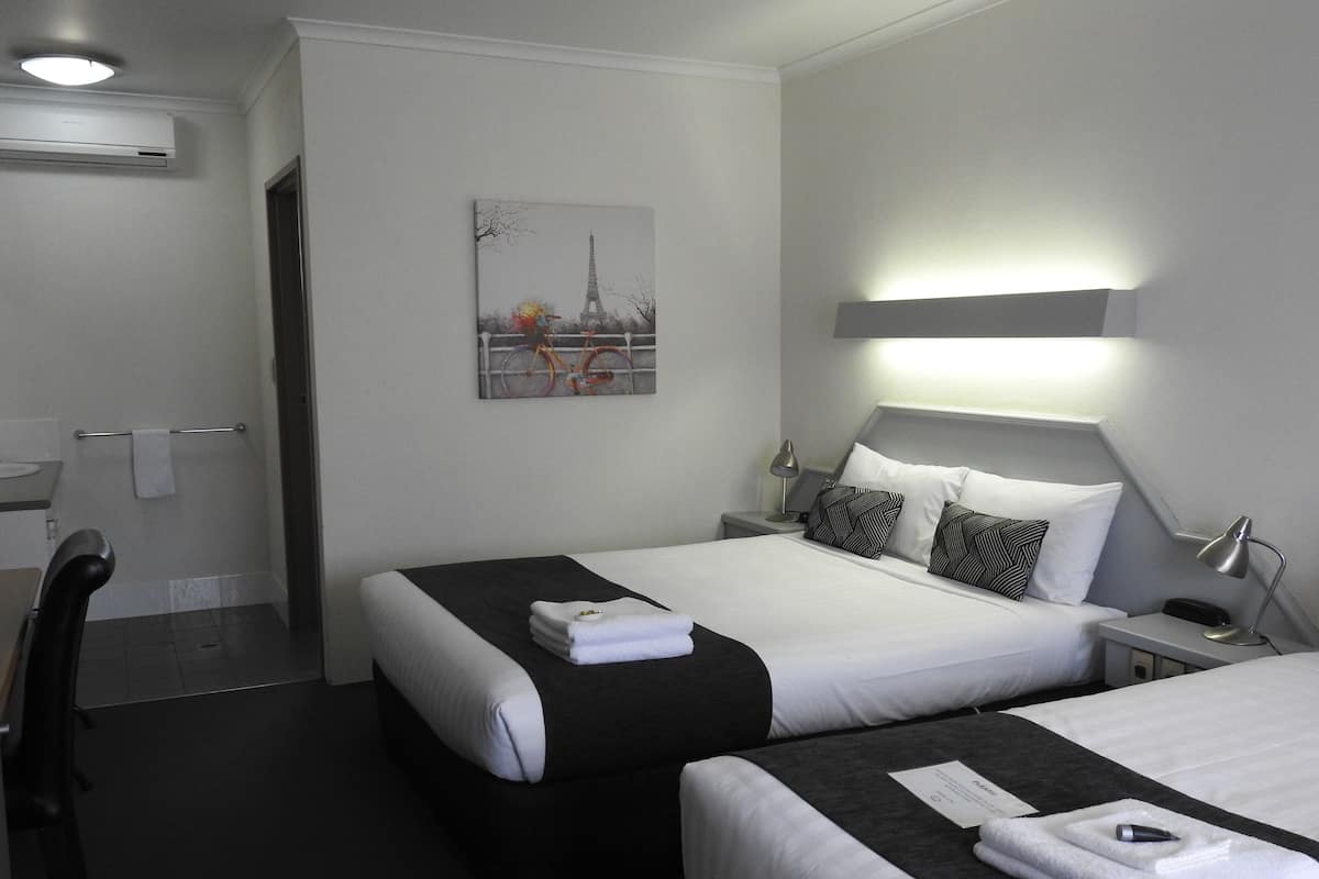 1 bedroom, Egyptian cotton sheets, pillowtop beds, minibar